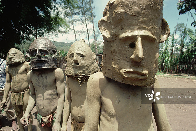 戴面具的泥人图片素材