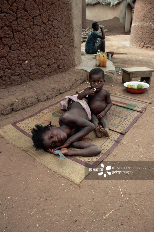 在垫子上休息的村庄儿童图片素材