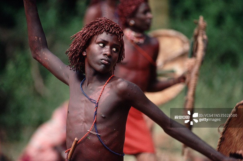 练习掷标枪的男孩图片素材