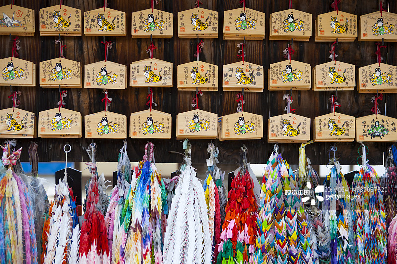 日本关西京都伏见区伏见稻荷大社的还愿祭品图片素材