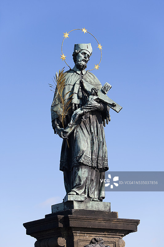 布拉格查理大桥上的内波穆克的约翰雕像图片素材