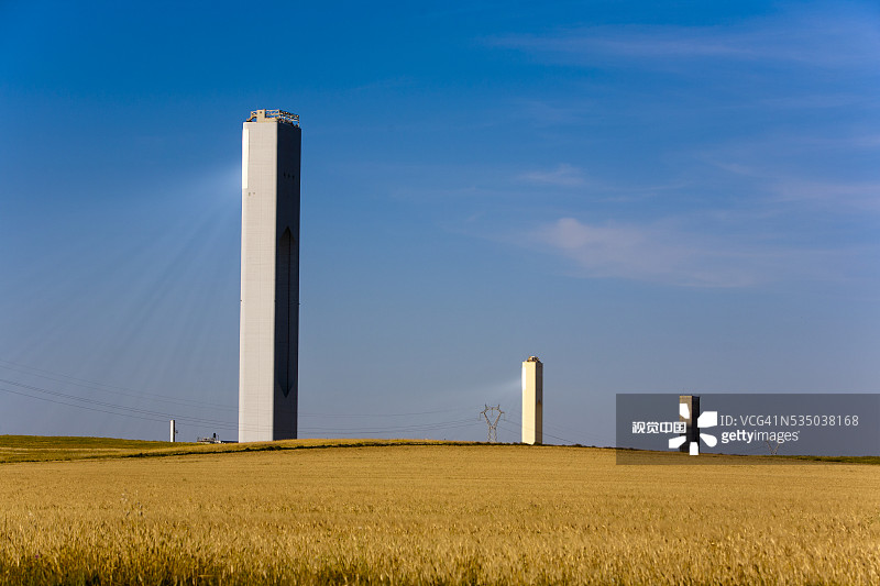 西班牙塞维利亚圣卢卡拉马约尔的太阳能热电站图片素材