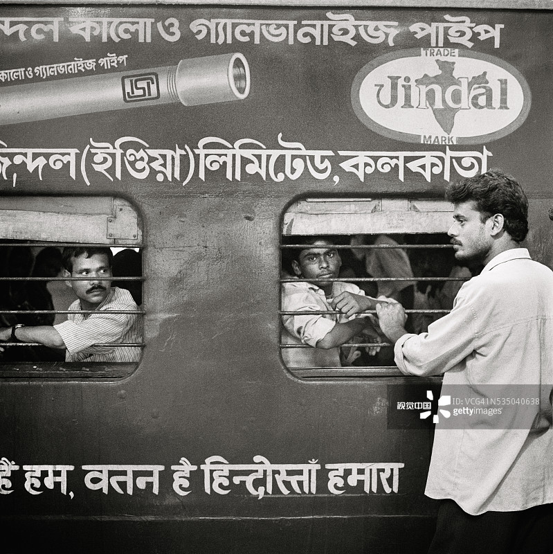 在火车站交谈的男人们图片素材