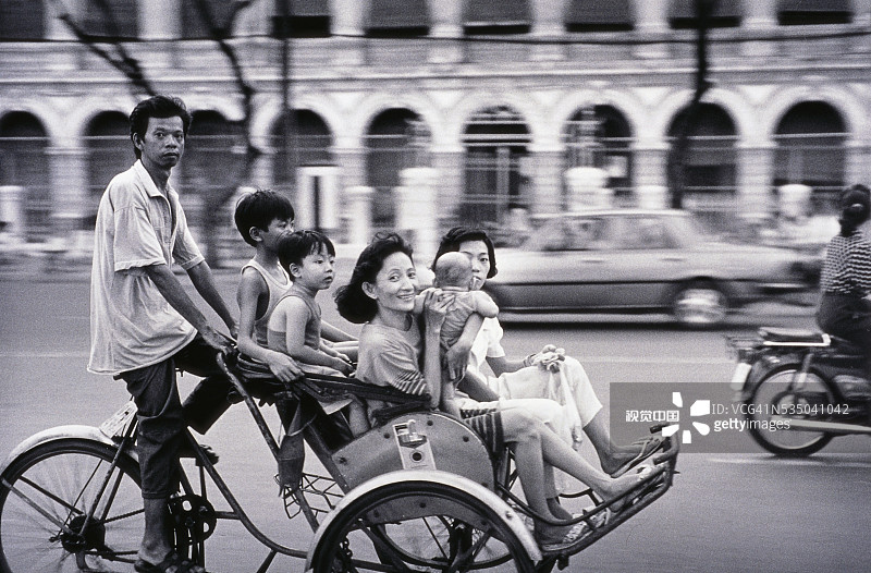 母亲和孩子们乘坐三轮车图片素材