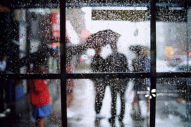 透过湿窗看暴雨图片素材