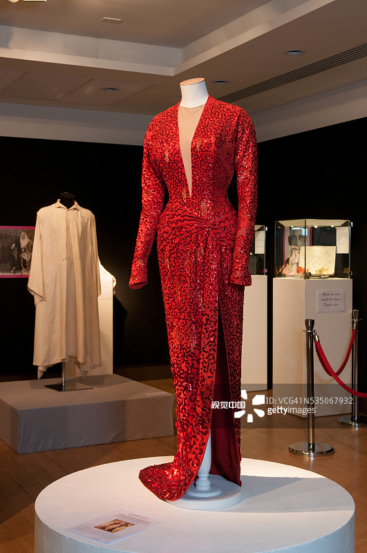 玛丽莲·梦露在电影《绅士喜爱金发女郎》中的礼服图片素材