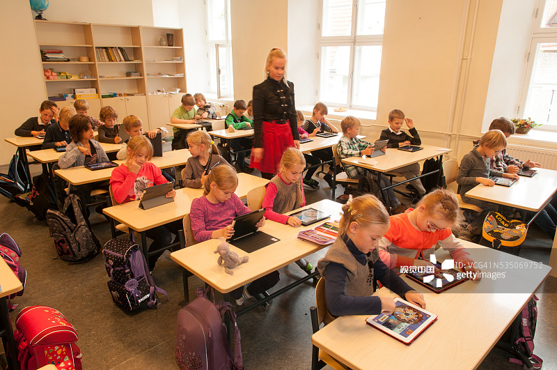 爱沙尼亚塔林学校里使用iPad的儿童图片素材
