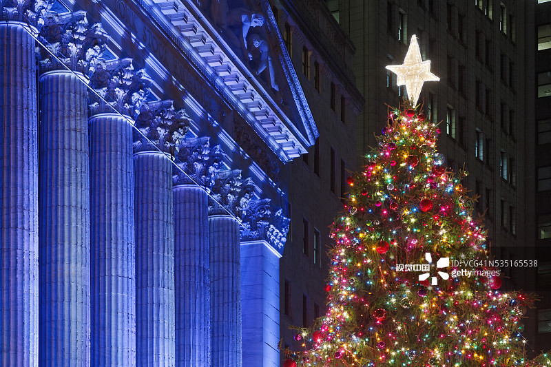 纽约证券交易所前的华尔街圣诞树图片素材