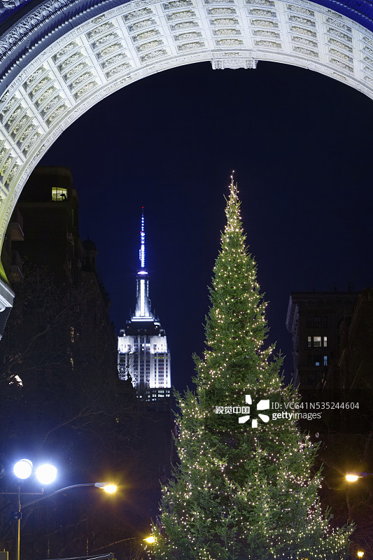 纽约市华盛顿广场公园的圣诞树图片素材