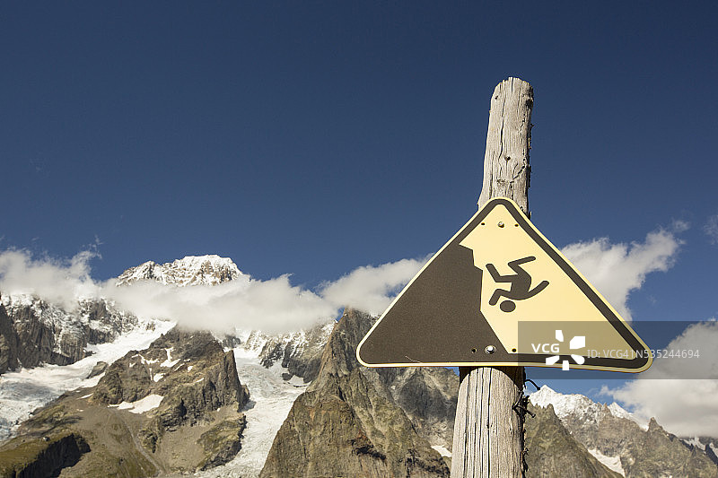 从瓦尔韦尼上方俯瞰勃朗峰和米亚格冰川（意大利），附滑雪者警告标志图片素材