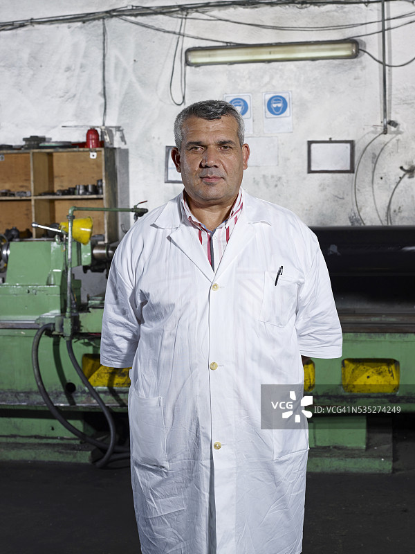 在工厂使用车床的工人图片素材