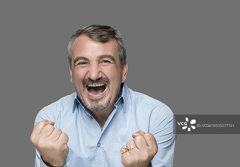 欢呼的男人图片素材