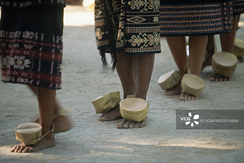 舞者的脚踝摇铃图片素材