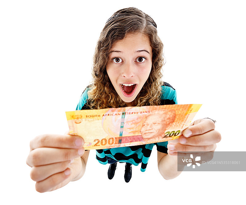 手持两百兰特钞票的快乐年轻女子图片素材