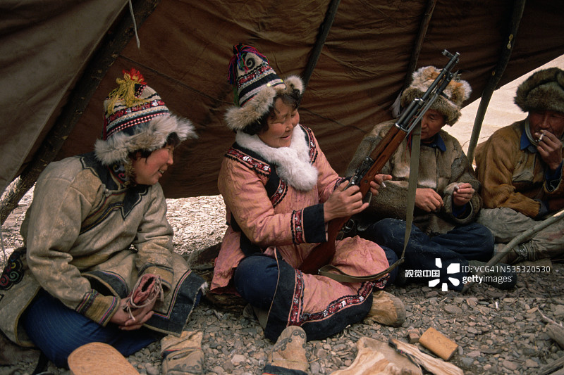 鄂伦春猎人清理步枪图片素材