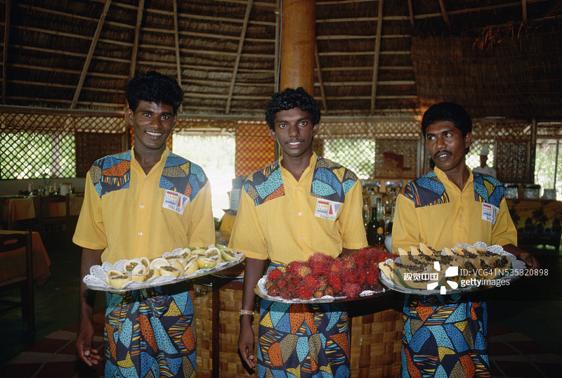 度假村服务员托着水果图片素材