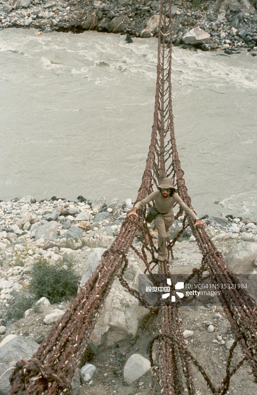 男人过绳索桥图片素材