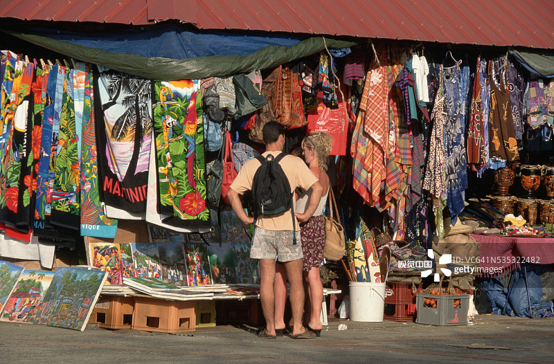 游客在马提尼克岛购买纪念品图片素材