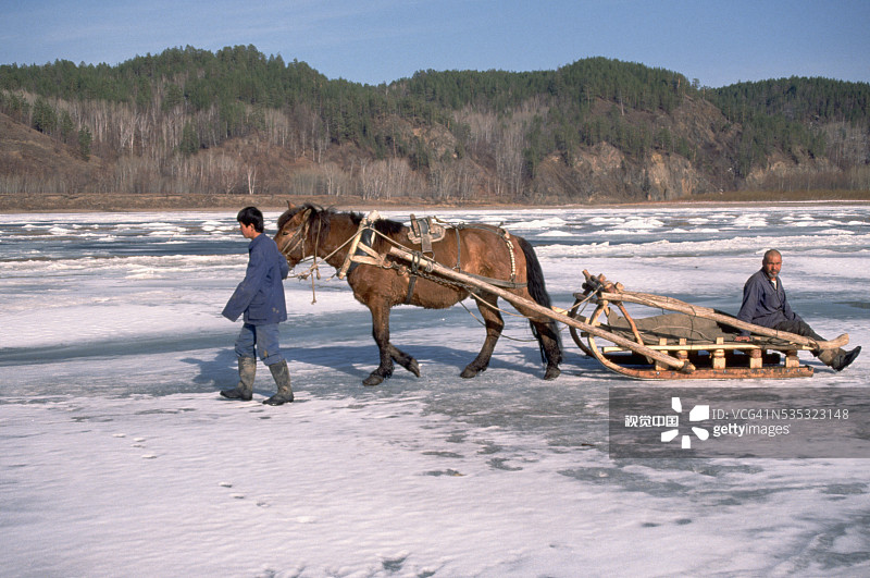 男人们在冰冻的黑龙江上滑冰图片素材