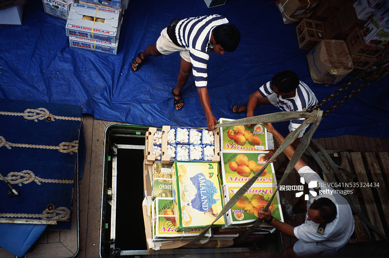 船员为Star Flyer装载食物图片素材