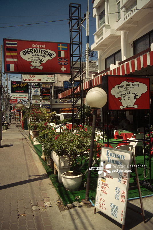 芭东海滩附近的啤酒马车餐厅图片素材