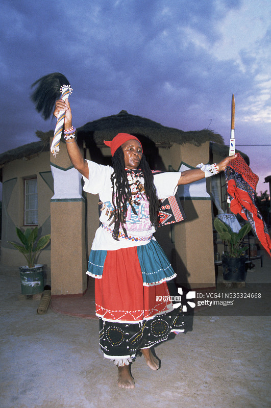 恩德贝勒族萨满祭司舞蹈表演图片素材