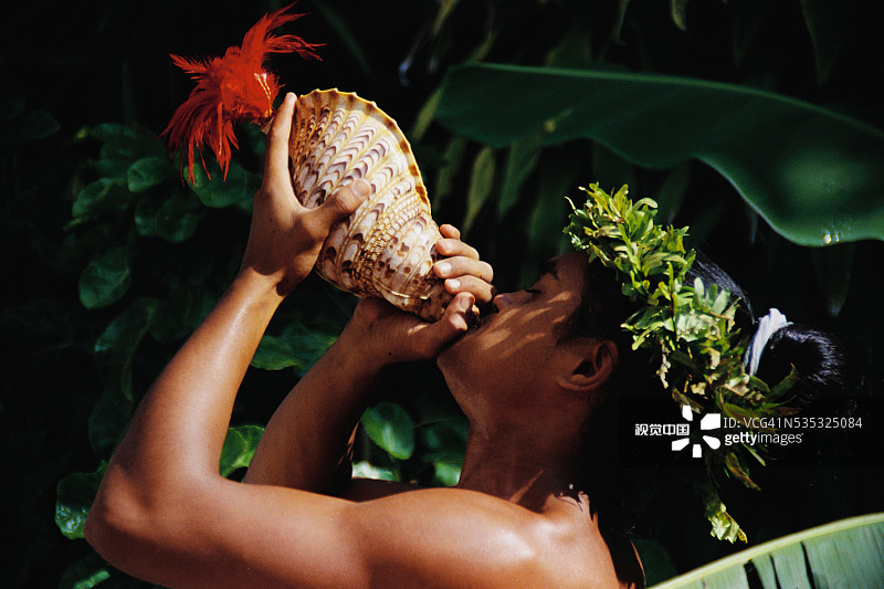 吹海螺的波利尼西亚男人图片素材