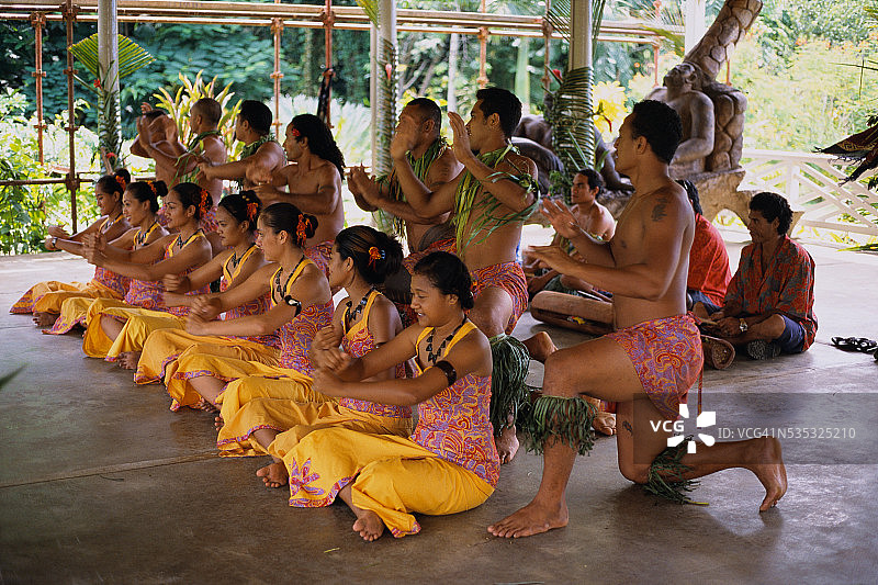 跳舞的当地妇女图片素材