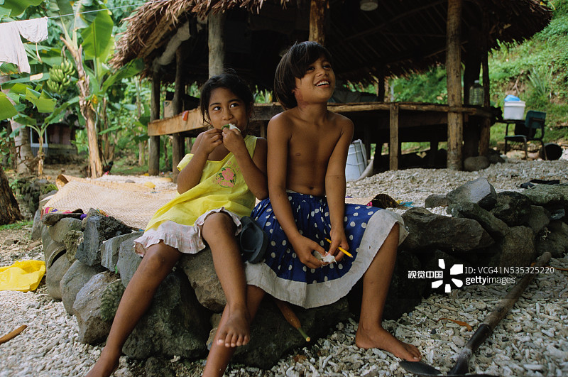 吃酸橙的萨摩亚女孩图片素材