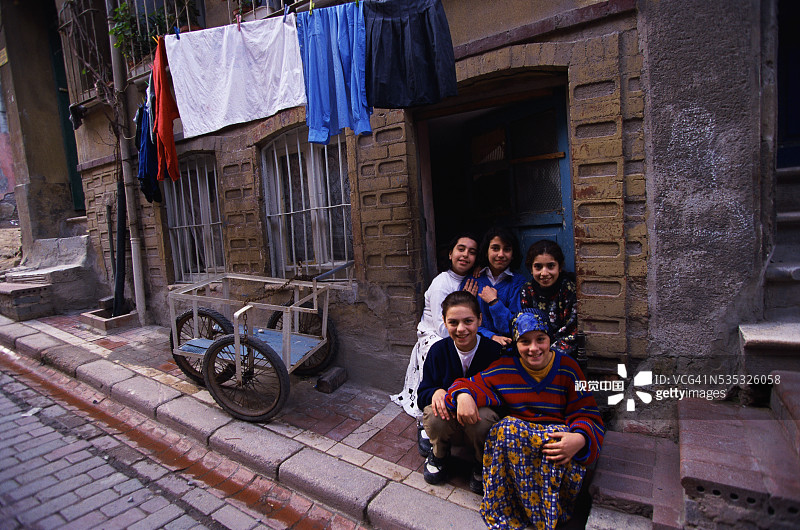 孩子们在人行道上摆姿势图片素材