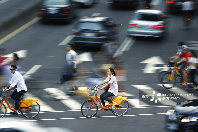 中国台湾台北市中心的骑行者图片素材