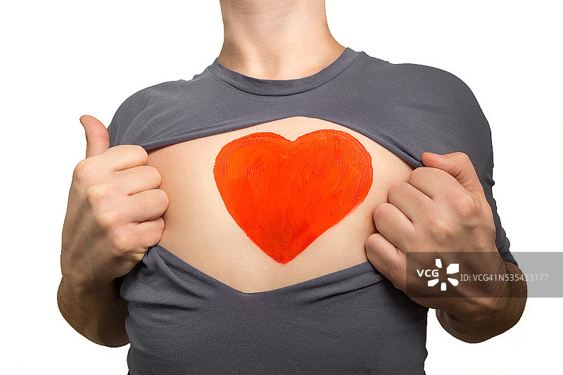 男人撕开灰色T恤，胸前画着红色爱心图片素材