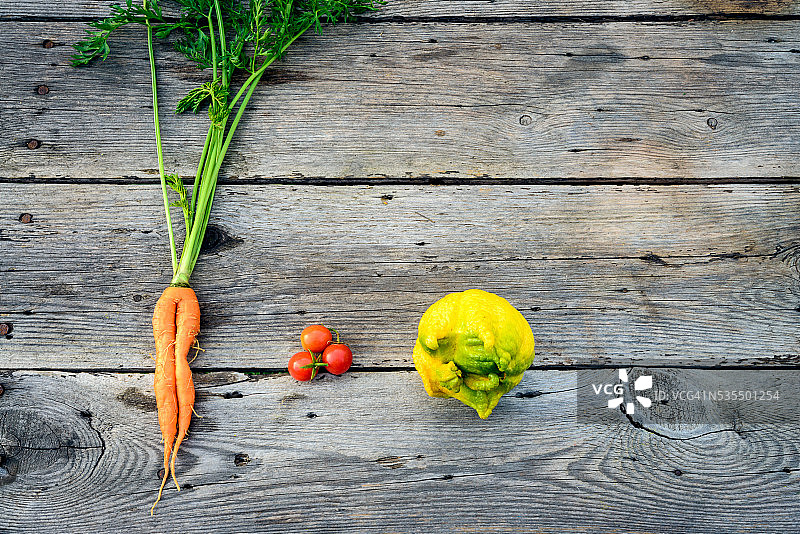 谷仓木板上流行的丑陋蔬菜图片素材