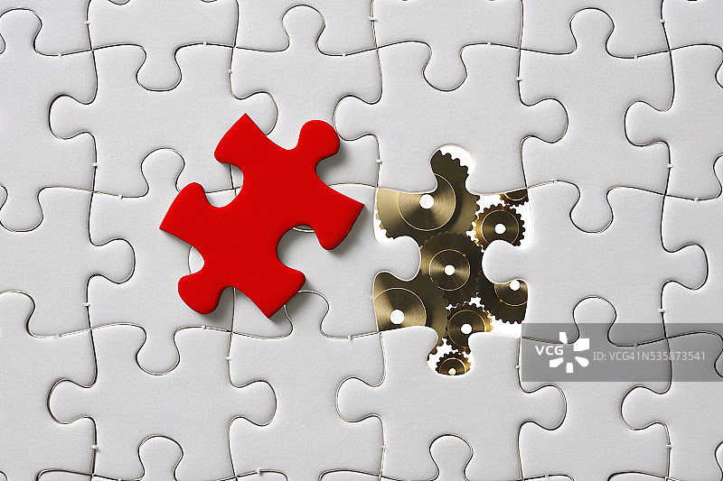 带有金属齿轮的红色拼图最后一块图片素材