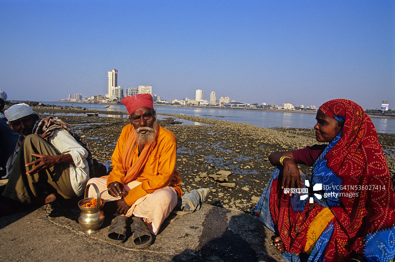 在孟买哈吉·阿里清真寺海滩上的朝圣者图片素材