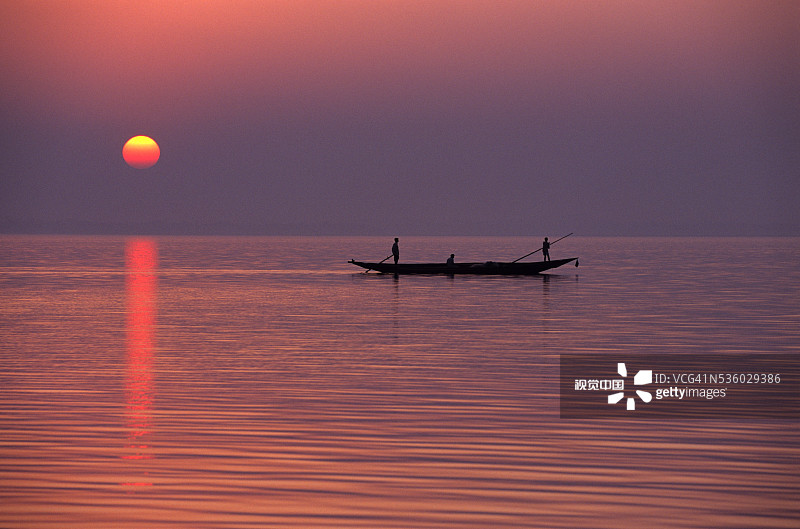 奥里萨邦奇尔卡湖的日落图片素材