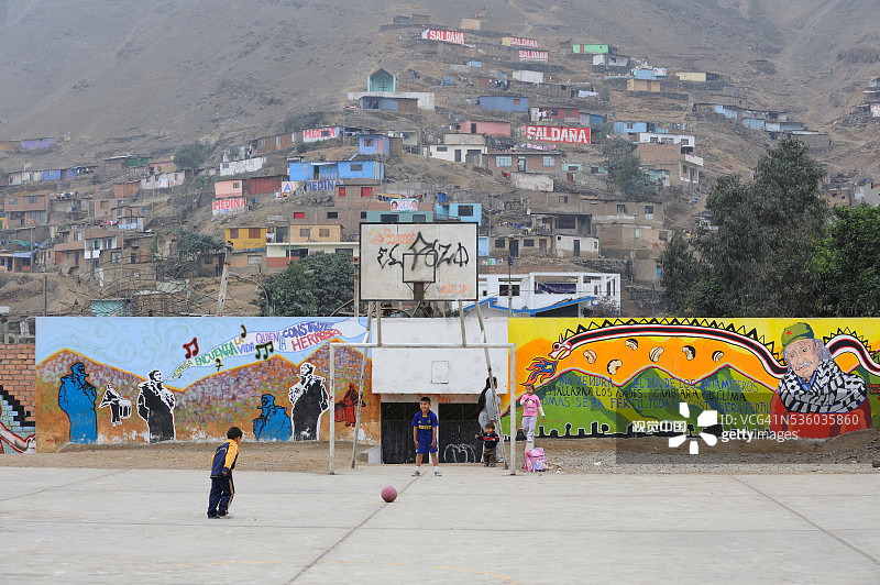 孩子们在利马的壁画旁玩耍图片素材