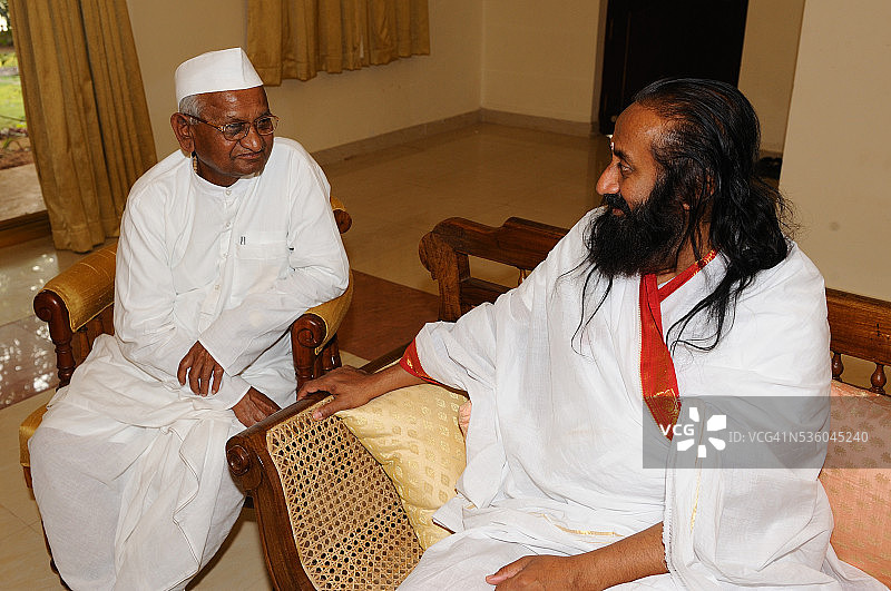 安娜·哈扎尔与斯里·斯里·拉维·香卡图片素材