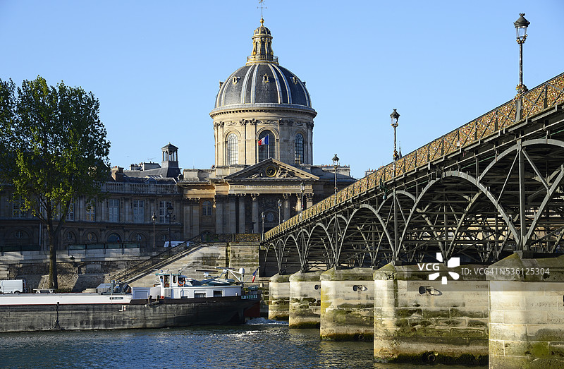 法国 - 爱的锁头侵袭巴黎图片素材