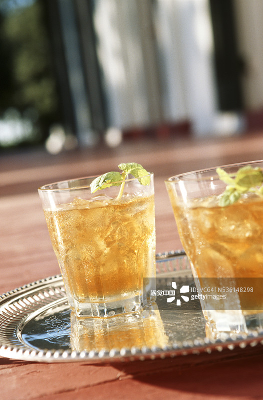 马德伍德种植园酒店露台上的清爽薄荷朱莉普鸡尾酒图片素材