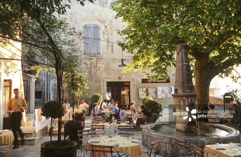 在餐厅露台上放松的人们图片素材