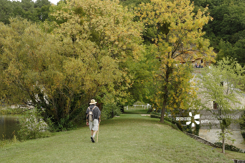 在卢瓦尔河谷潘祖尔特附近徒步的男人图片素材