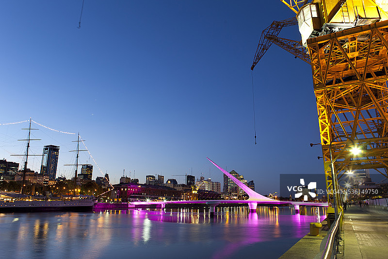 女人桥夜景，马德罗港区图片素材