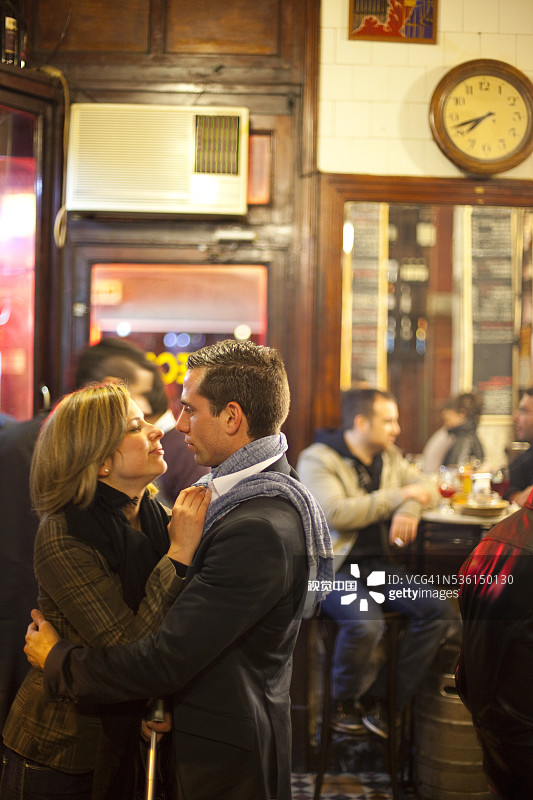 马德里小吃店里的情侣图片素材