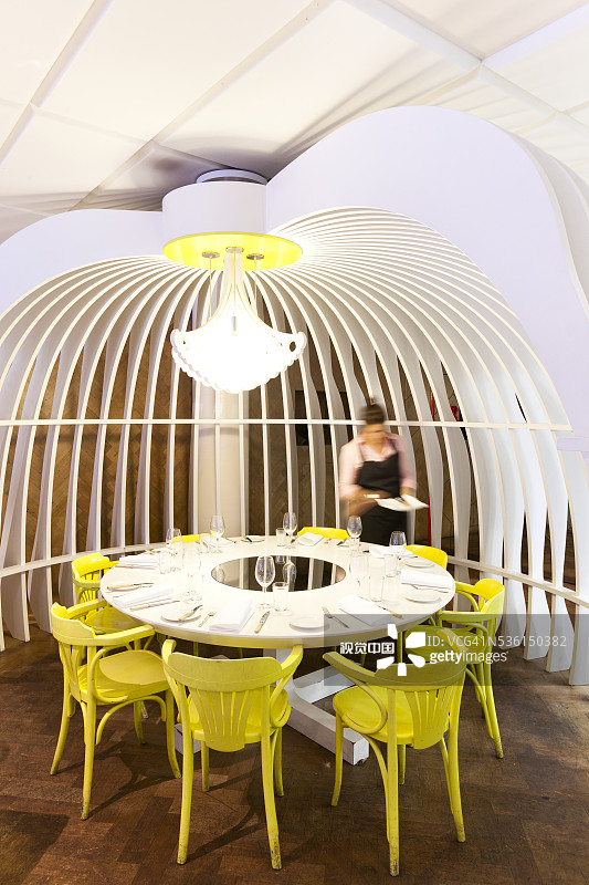 Café Vue餐厅餐桌。图片素材