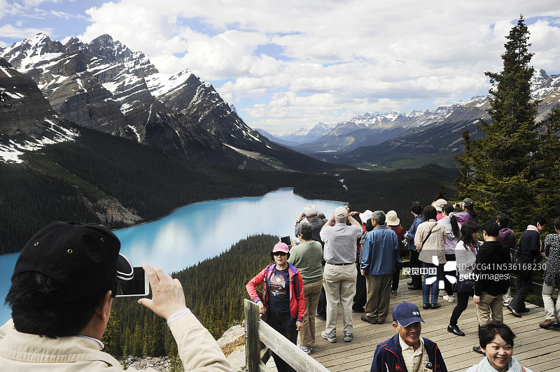 在佩托湖上的游客图片素材