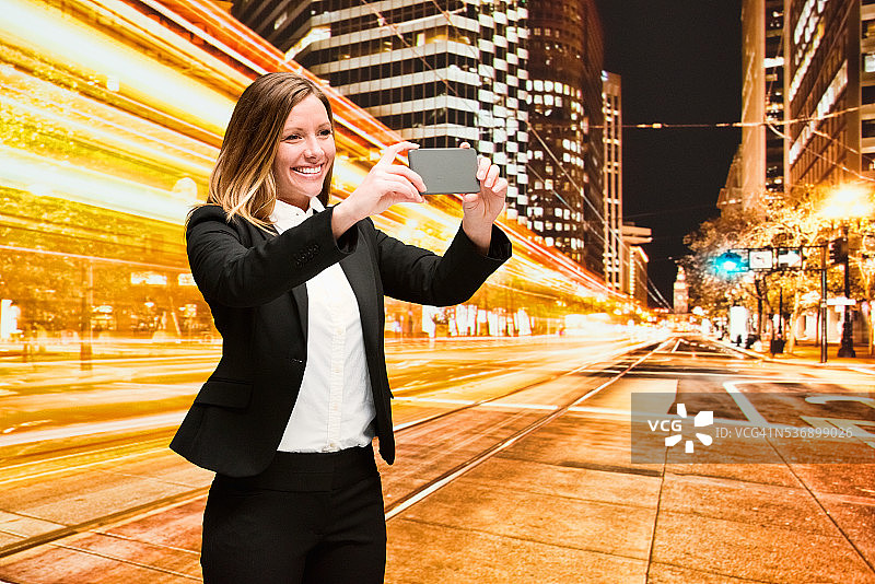 微笑的女商人晚上自拍图片素材