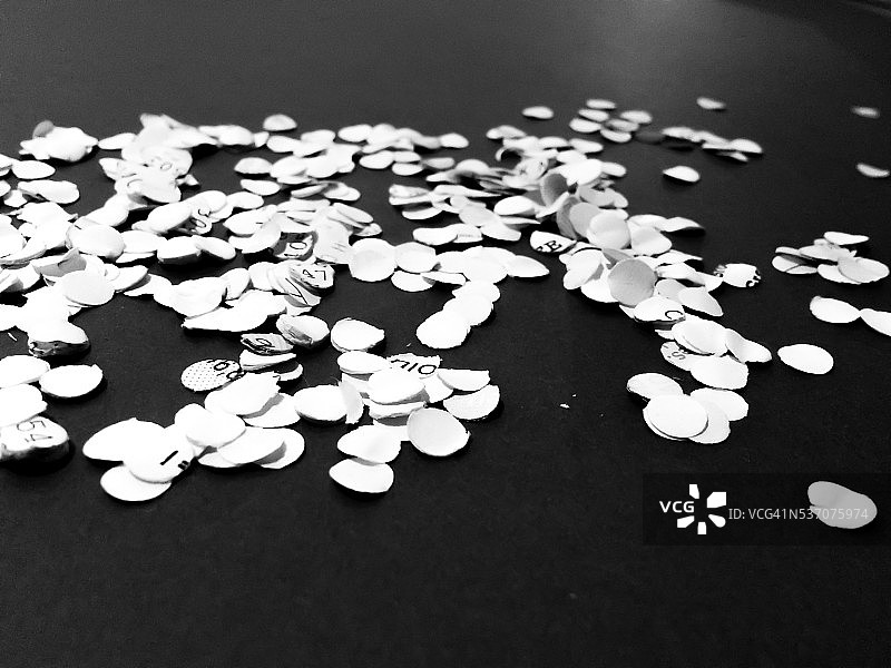 办公室打孔产生的纸屑图片素材