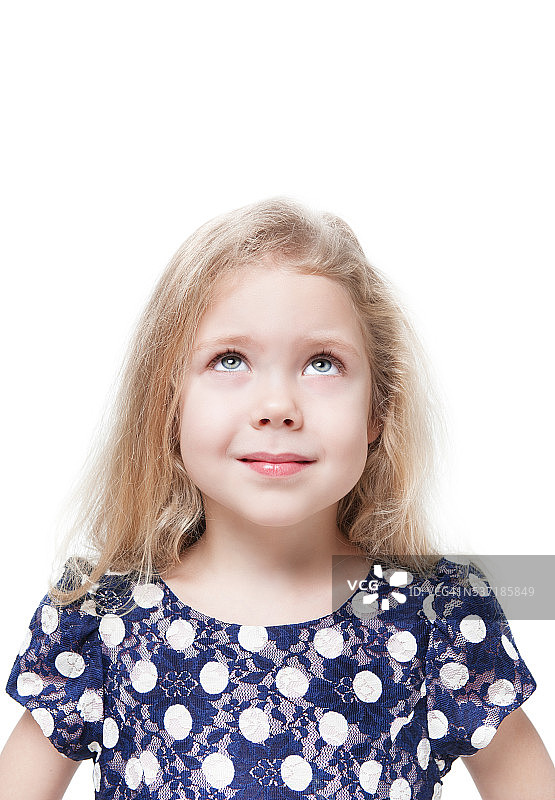 漂亮的小女孩抬头望向某物图片素材