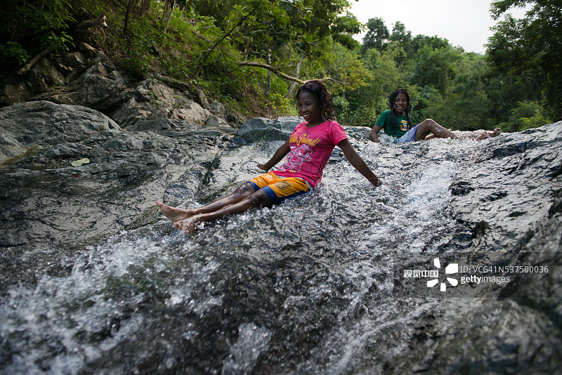 阿蒂族青年在流经他们社区的河流中玩耍图片素材